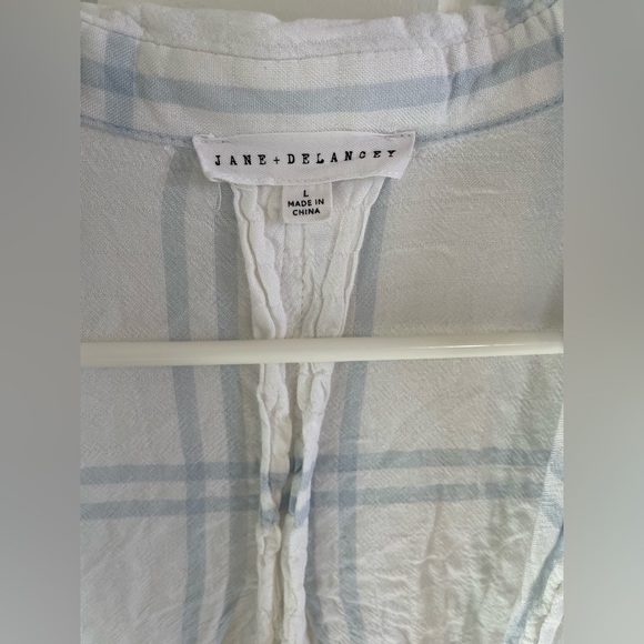 Jane + Delancey lightweight button down top - Picture 2 of 4